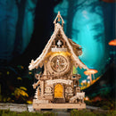 De Robotime Cuckoo Clock in naturelkleurig hout in een donker bos