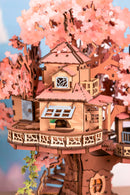 Detail van de boomhut omringd met kersenbloesem van de Robotime Sakura Tree House