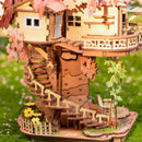 Close-up van de trap en boomhut van de Robotime Sakura Tree House