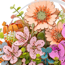 Close-up van de tulpen, gerberas, sakura en orchideeën in de Robotime Wooden Blooming Book