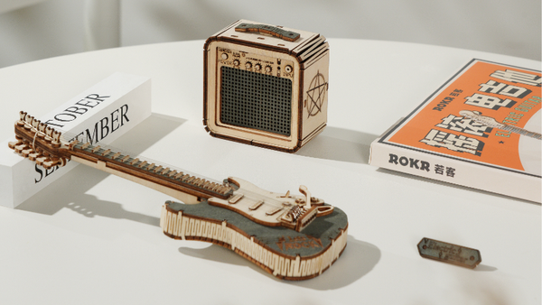 ROKR rock-'n-roll-sfeer in houten bouwpakket, de elektrische gitaar bij Erwin thuis!