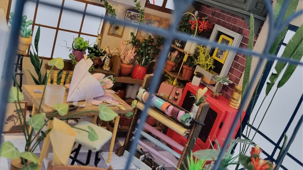 Mo zet de bloemetjes buiten in Emily's Flowershop