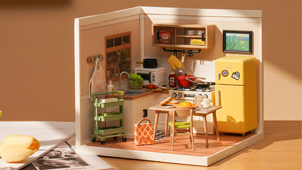 Monique maakt sla klaar in het mini-keuken-paradijs van Rolifes Happy meals kitchen