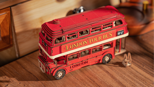 Monique gaat met de dubbeldekkerbus, lees waarom zij dit houten bouwpakket van Rolife koos!