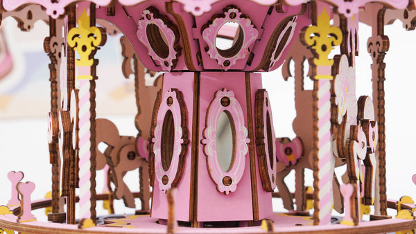 Monique bouwt de Robotime Romantic Carousel (Dream Version)
