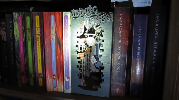 Monique maakt Robotime Book Nook Magic House