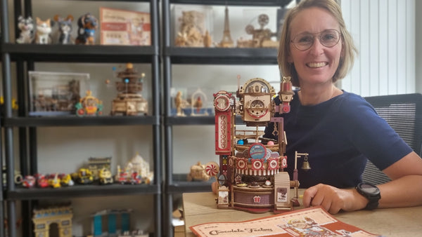 Wendy van Robotime Nederland, bouwde de Chocolate Factory Marble Run