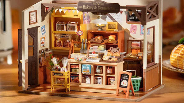 Monique eet een broodje bij Becka's bakery miniatuurhuisje