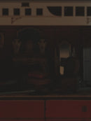 Sfeervolle videopresentatie van de Robotime 1912 - Eternal Atlantic Voyager, houten modelbouw van een vintage stoomschip met een uitsnede in de romp waarin retro interieur te zien is