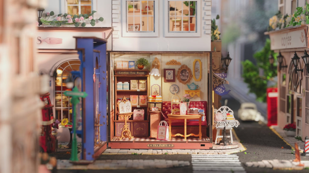 Sfeervolle videopresentatie van de Robotime Leisure Time Tea Room, miniatuurhuisje van een ouderwetse theesalon waarvan de gevel geopend kan worden