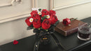 Stijlvolle videopresentatie van de Robotime Red Rose Bouquet, kunststof bouwpakket van een boeket rode rozen en witte madeliefjes in een zwarte vaas met zwart lintje erom