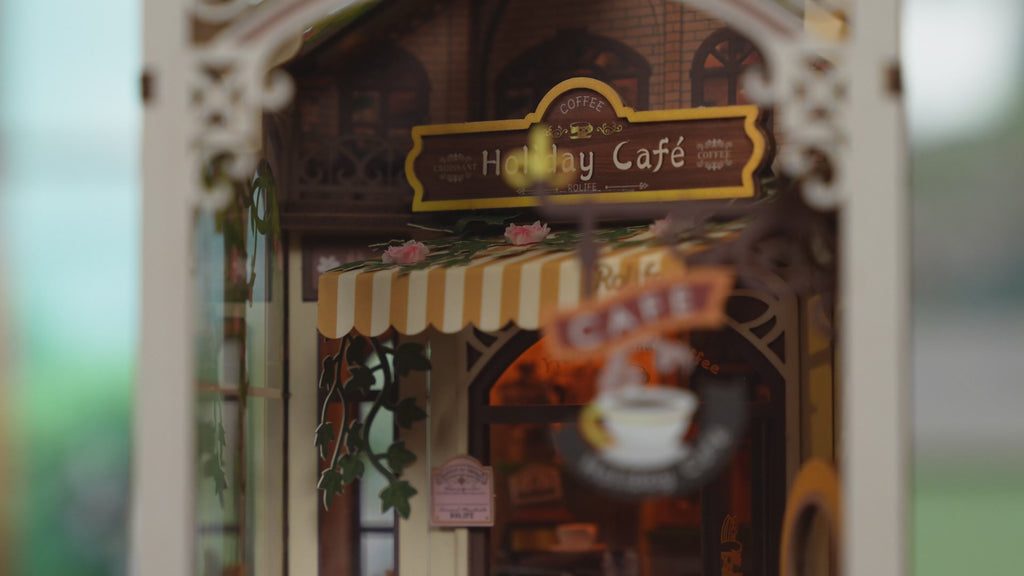 Sfeervolle videopresentatie van de Robotime Holiday Café, book nook houten bouwpakket van een terrasje bij een overdekt café