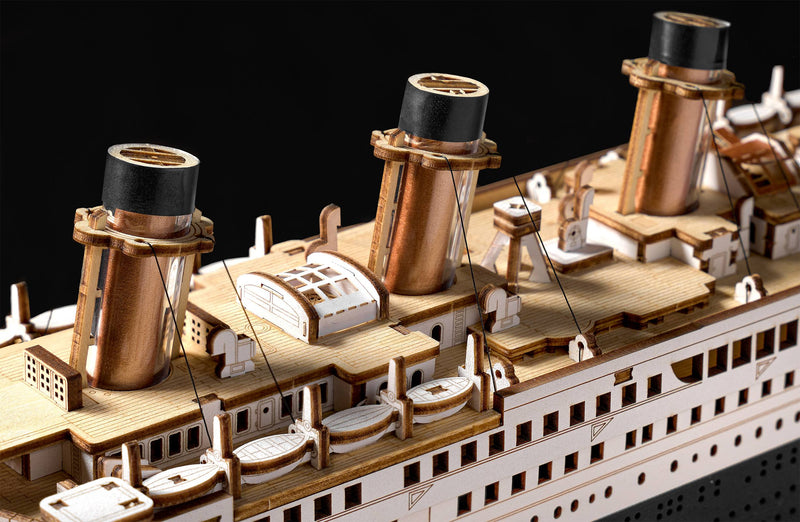 Drie schoorstenen van de Robotime 1912 - Eternal Atlantic Voyager