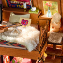 De loft met bed en decoraties in de Robotime A-Frame Cabin