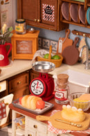 Detail van een weegschaaltje en lekkernijen in de Robotime Baking Kitchen