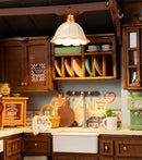 Detail van de keukenkastjes van de Robotime Baking Kitchen