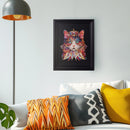 De Robotime Black Vintage Puzzle Frame met de Robotime Cat King puzzel hangend in een moderne woonkamer