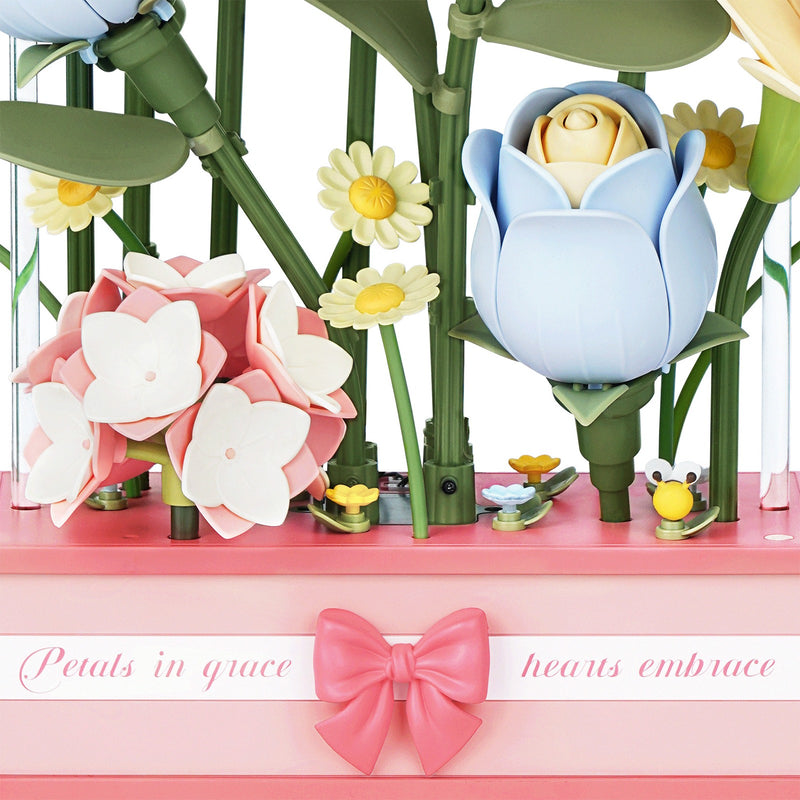 Detail van de tekst en wat bloemen van de de Robotime Blooming Bouquet Box