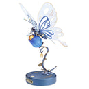 Productfoto van de Robotime Butterfly (Blue), elektrisch bouwpakket van een blauwe vlinder die kan flapperen met zijn vleugels, op een blauwe bloem