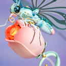 De roze bloem met daarop de lichtblauwe vlinder van de Robotime Butterfly (Pink)