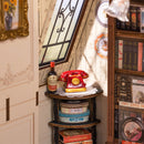 Details van het hoektafeltje met de ouderwetse telefoon en de boekenkast van de Robotime Catherine’s Living Room