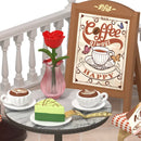 Close-up van het winkelbord en de tafel met gebak, cappucino en roos in een vaas van de Robotime Chic Café Terrace