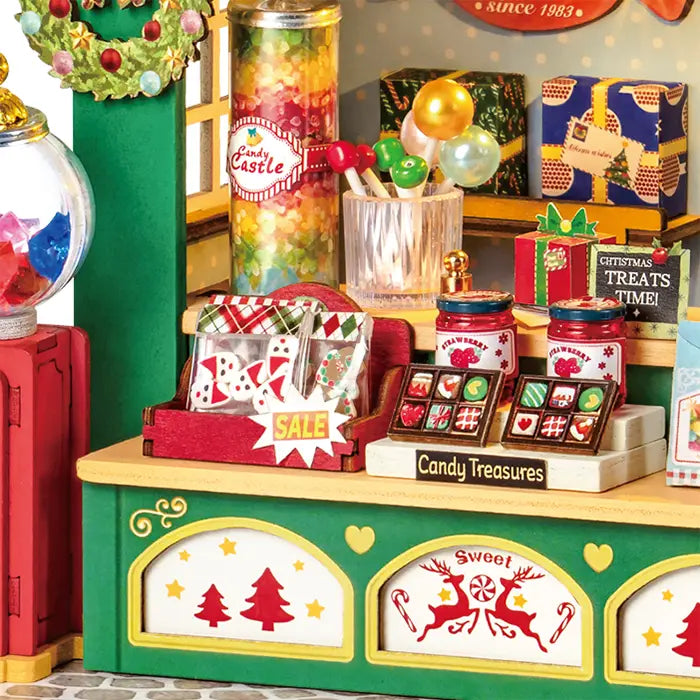 Details van de spulletjes op de toonbank van de Robotime Christmas Candy Stand