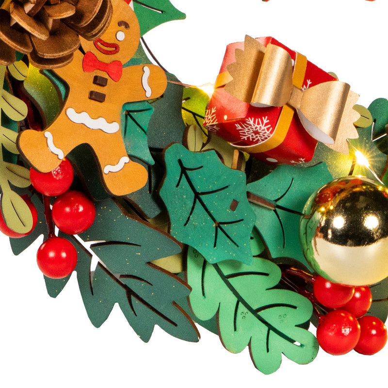 Details van een kerstbal, cadeautje en peperkoekenmannetje van de Robotime Christmas Wreath
