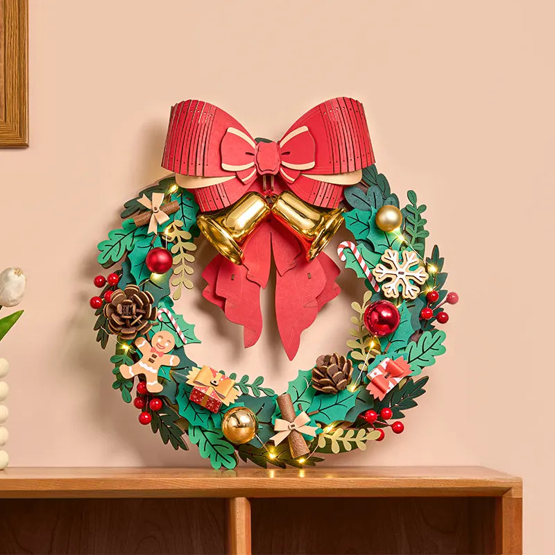 Sfeervolle presentatie van de Robotime Christmas Wreath, houten bouwpakket van een kerstkrans