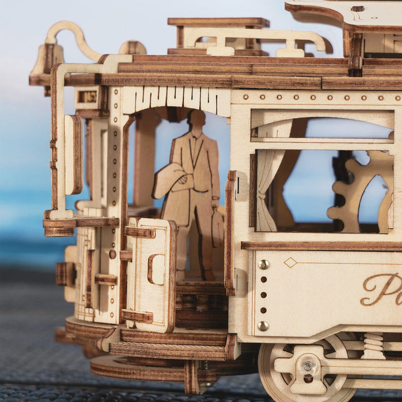 Close-up van de achterkant van de Robotime Classic City Tram