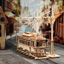 Sfeervolle presentatie van de Robotime Classic City Tram, houten modelbouw van een mechanische, rijdende Portugese tram