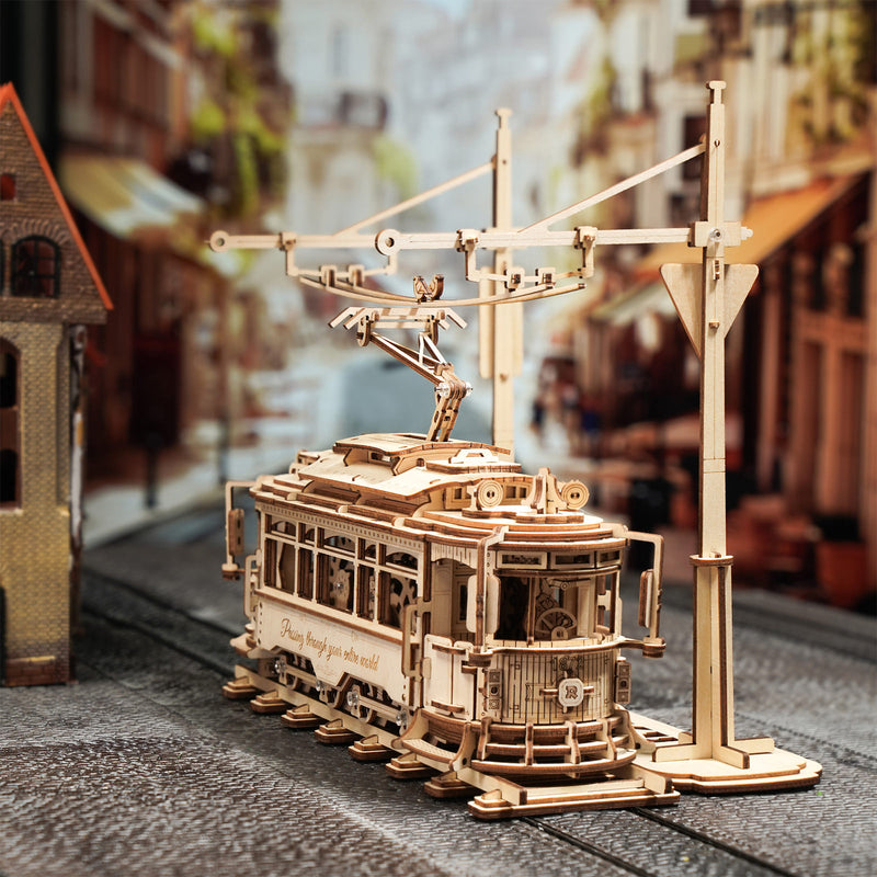 Sfeervolle presentatie van de Robotime Classic City Tram, houten modelbouw van een mechanische, rijdende Portugese tram