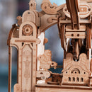 Detail van het beertje bij de hendel van de Robotime Classic Printing Press