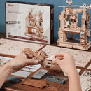 Een persoon is bezig de Robotime Classic Printing Press te bouwen