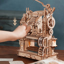 Een persoon bedient de Robotime Classic Printing Press