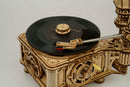 Detail van de Robotime Classical Gramophone, houten modelbouw van een elektrische grammofoon