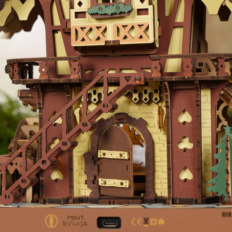 Close-up van het deurtje en de trap aan de achterkant van de Robotime Cuckoo Clock
