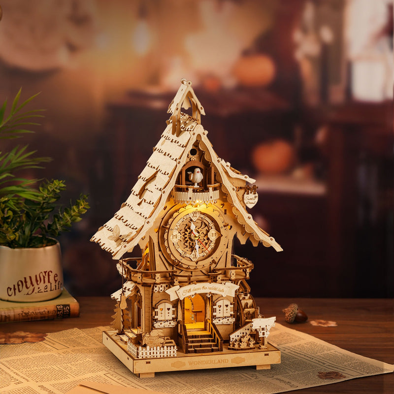 De Robotime Cuckoo Clock gemaakt van naturelkleurig hout in een kamer met landelijke uitstraling