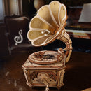 Sfeervolle presentatie van de Robotime Diva Gramophone, houten bouwpakket van een muziekdoos in de vorm van een ouderwetse platenspeler