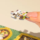 Close-up van een puzzelstukje van de  Robotime Doggie Art Gallery