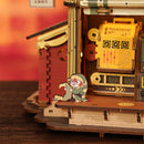 Detail van de verpakkingsmachine en een kerstelfje van de Robotime Dream Gift Factory