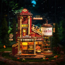 Sfeervolle presentatie in het donker van de Robotime Dream Gift Factory, houten bouwpakket van een fabriek die kerstcadeautjes maakt