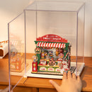 De Robotime Christmas Candy Stand in de Robotime Dust Cover Portrait M, met demonstratie van het openslaande deurtje