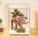 De Robotime Dust Cover Portrait M met daarin de Robotime Sakura Bonsai en Evergreen Pine Bonsai