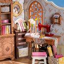 Details van de naaitafel, kasten en naaispulletjes van de Robotime Elsa’s Tailoring