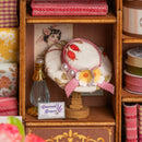 Close-up van de gemaakte hoed in de Robotime Elsa’s Tailoring