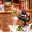 Close-up van de gemaakte ketting en de vaas met bloemen in de Robotime Elsa’s Tailoring