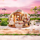 Sfeervolle presentatie van de Robotime Elsa’s Tailoring, DIY miniatuurhuisje van een schattig naaiatelier