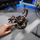 Een persoon gebruikt de touchknop om de Robotime Emperor Scorpion te activeren
