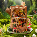 Sfeervolle presentatie van de Robotime Fairytale Tree House, bouwpakket van een miniatuurhuisje van twee verdiepingen in een holle boomstronk